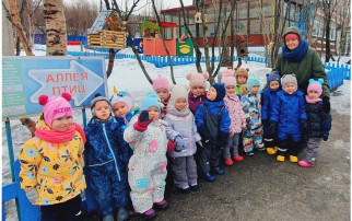 «Птички прилетают - малыши весну встречают!» «Птички прилетают - малыши весну встречают!».